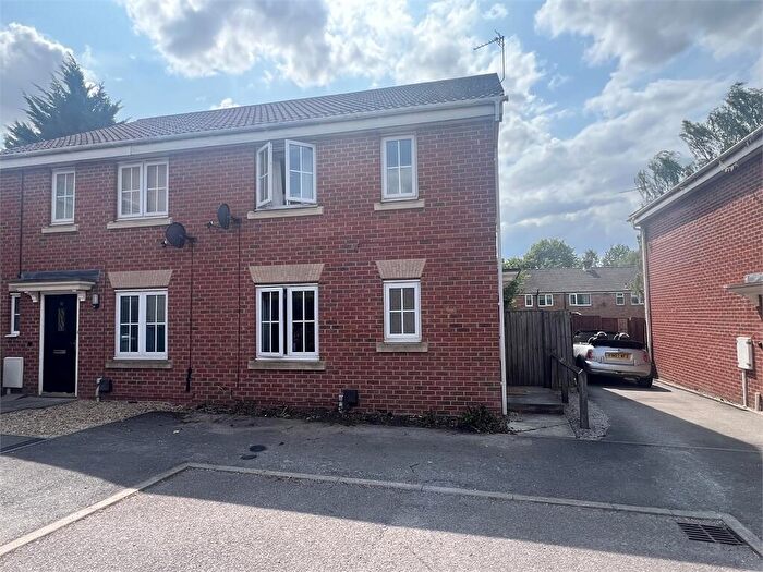 3 Bedroom End Of Terrace House For Sale In Read Close, Newark, NG24