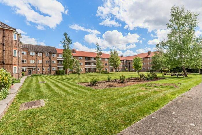 2 Bedroom Flat To Rent In The Drive, London E18