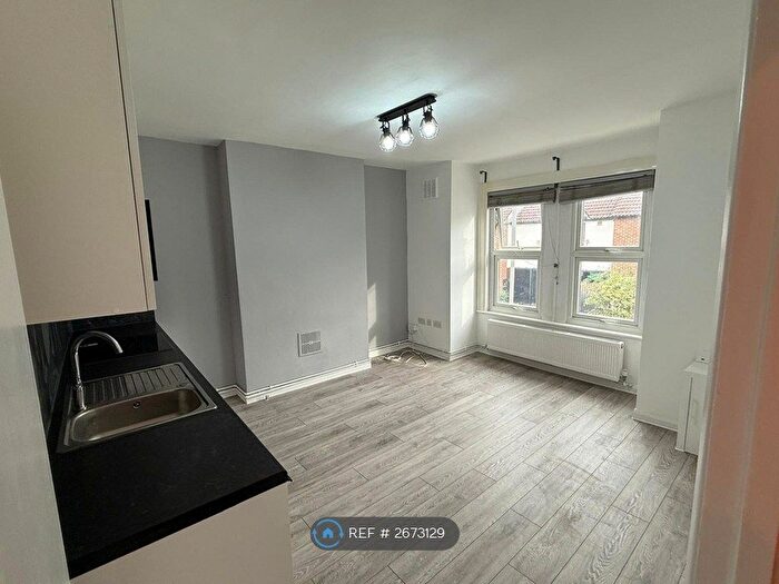3 Bedroom Flat To Rent In Aslett Street, London, SW18