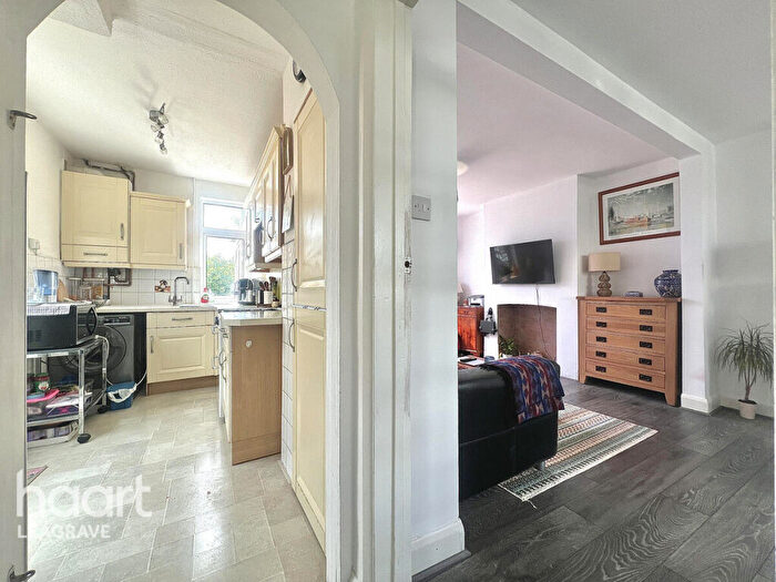 3 Bedroom Semi Detached House For Sale In Grosvenor Road, Luton, LU3