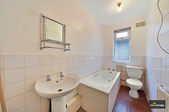 2 Bedroom Flat For Sale In Landseer Avenue, London, E12