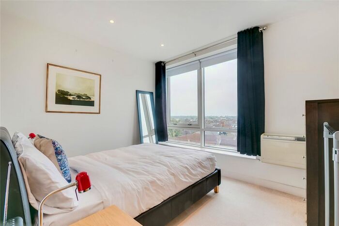 2 Bedroom Flat To Rent In Clapham Common South Side, London, SW4