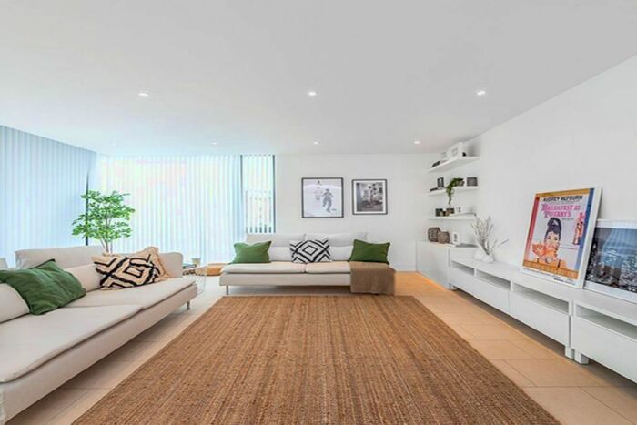 3 Bedroom Flat To Rent In Oval Road, London, NW1