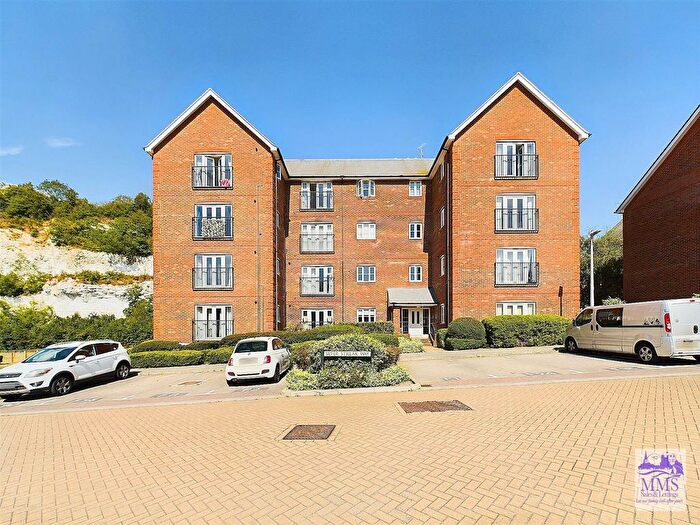 2 Bedroom Flat To Rent In Silver Streak Way, Strood, ME2