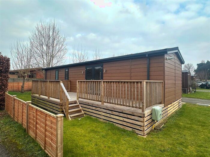 2 Bedroom Mobile/park Home For Sale In Hull Road, Wilberfoss, York, YO41