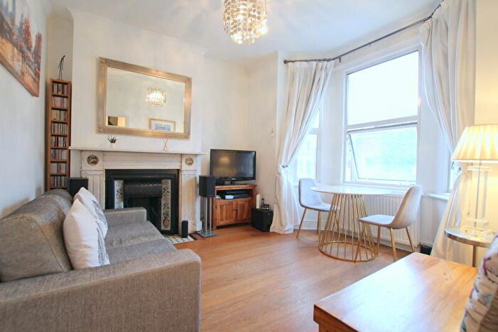 1 Bedroom Apartment To Rent In Comyn Road, London, SW11