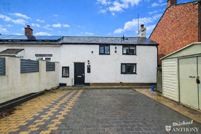 2 Bedroom Cottage For Sale In Bicester Road, Kingswood, HP18