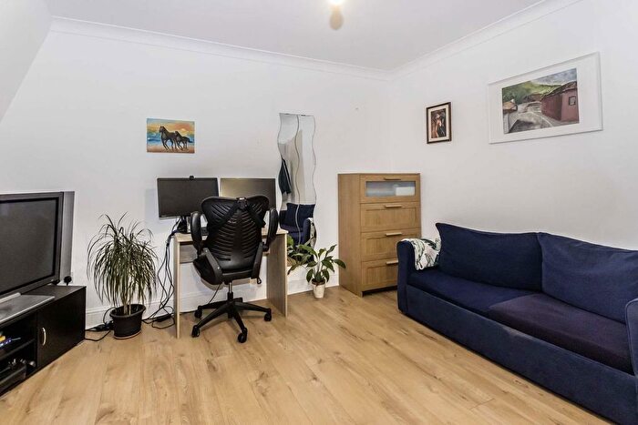 1 Bedroom Flat To Rent In Lower Mortlake Road, Richmond, TW9