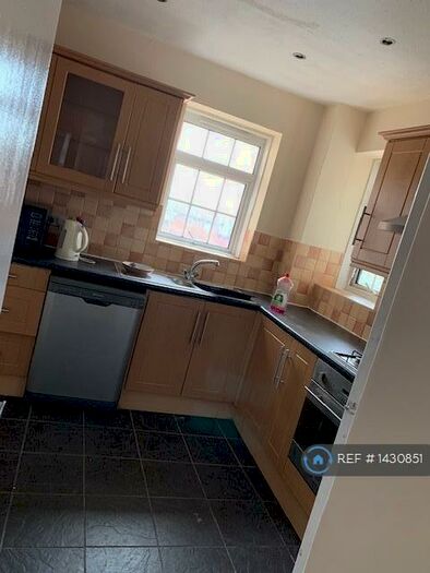 2 Bedroom Flat To Rent In Glebe Court, Mitcham, CR4