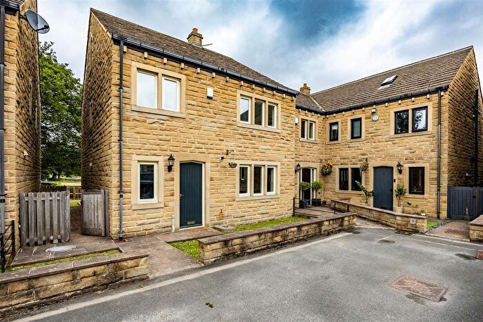 4 Bedroom Detached House For Sale In Pear Tree Close, Lightcliffe, HX3