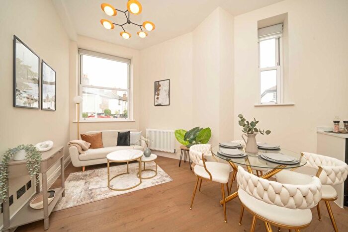 2 Bedroom Flat For Sale In Park Road, Hampton Wick, KT1