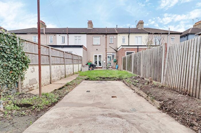 3 Bedroom Terraced House For Sale In Upminster Road South, Rainham, RM13