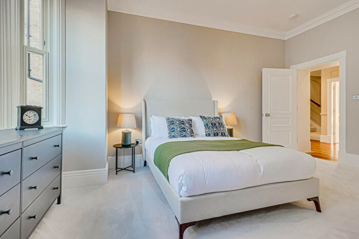 2 Bedroom Apartment For Sale In Station Road, Westcliff On Sea, SS0