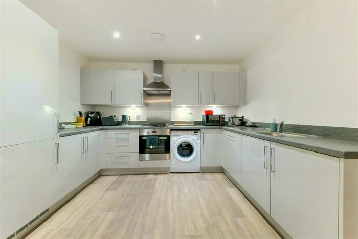 2 Bedroom Flat To Rent In Station Road North, Merstham, RH1