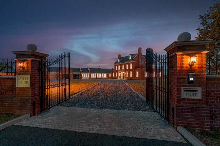 6 Bedroom Detached House For Sale In Howe Green, Astley, Nuneaton, CV10