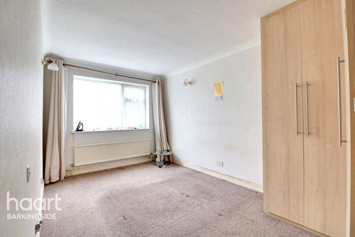 2 Bedroom Maisonette For Sale In Abbey Road, Newbury Park, IG2