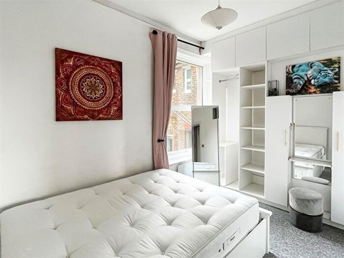 1 Bedroom Apartment For Sale In South Terrace, Littlehampton, BN17