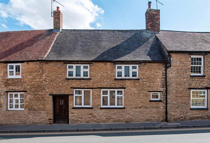 2 Bedroom Cottage For Sale In College Street, Higham Ferrers, NN10