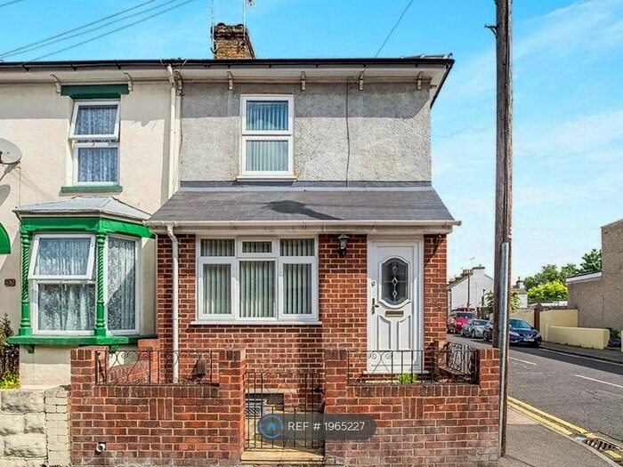 3 Bedroom End Of Terrace House To Rent In Railway Street, Gillingham, ME7