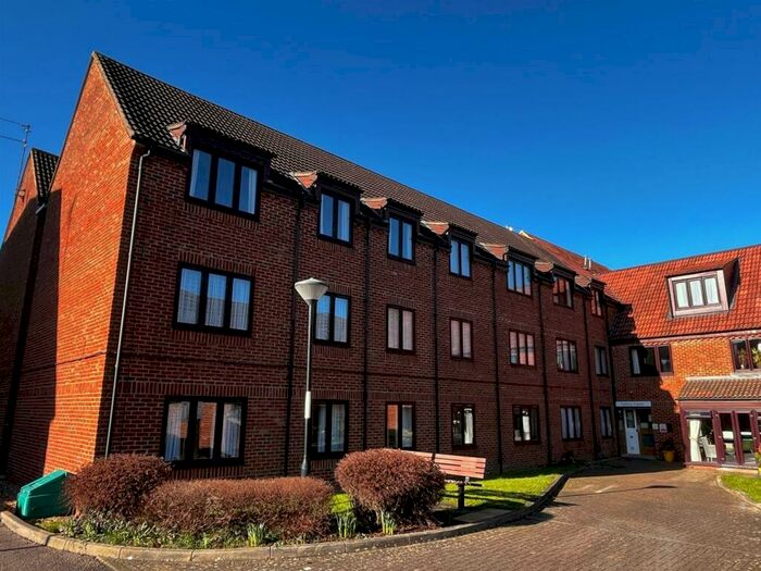 2 Bedroom Flat For Sale In Ashley Court, Hatfield, AL10