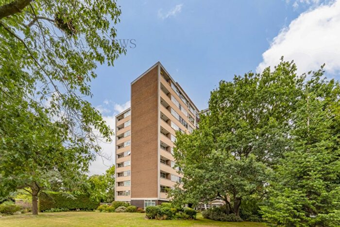 2 Bedroom Flat For Sale In The Grange, The Knoll, W13