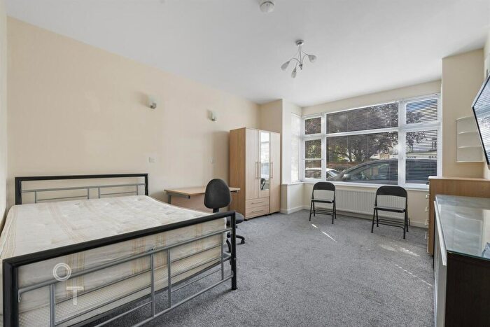 3 Bedroom Flat To Rent In Caledonian Road, N7