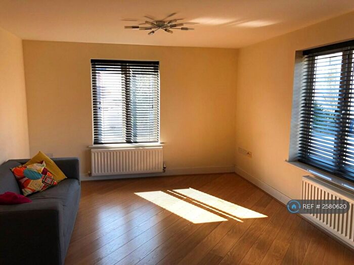 3 Bedroom Flat To Rent In Kingsquarter, Maidenhead, SL6