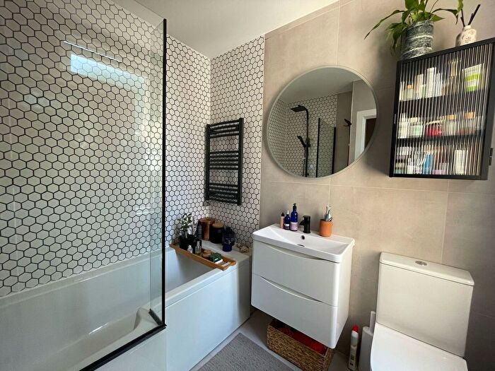 1 Bedroom Flat To Rent In Kingston Road, Raynes Park, London, SW20