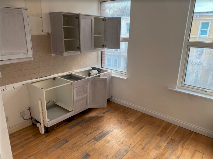 Studio To Rent In Warwick Road, London, SW5