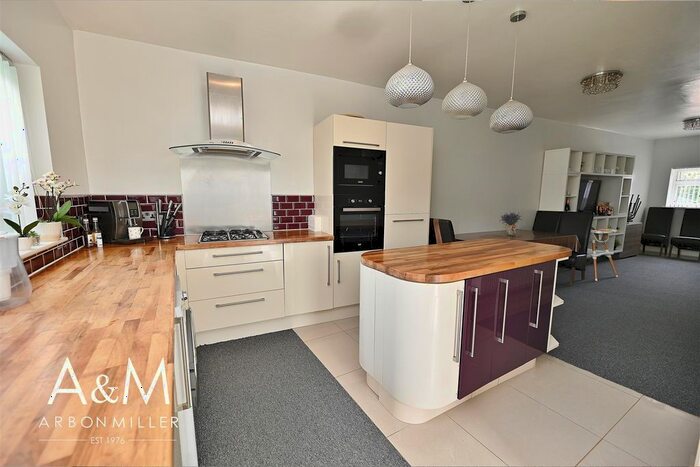 5 Bedroom Semi-Detached House To Rent In Mossford Lane, Ilford, IG6