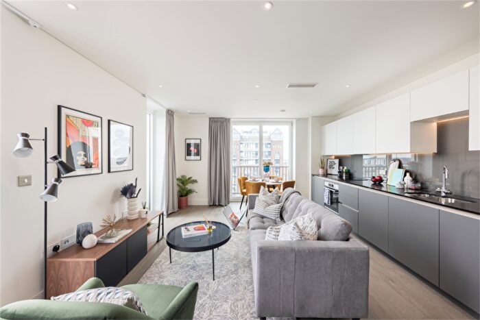 Flat To Rent In Gartons Way, SW11