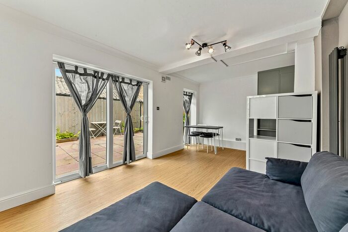 2 Bedroom Flat To Rent In Links Road, London, SW17