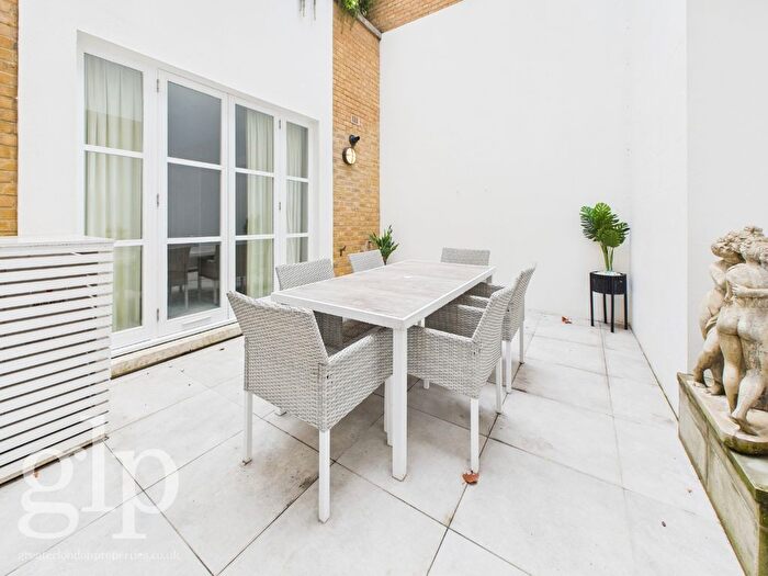 2 Bedroom Flat To Rent In Woods Mews, London, Greater London, W1K