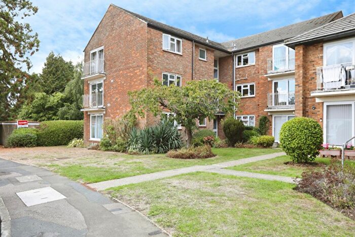 2 Bedroom Flat For Sale In Newlands Crescent, East Grinstead, RH19