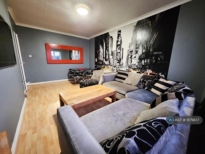 3 Bedroom Flat To Rent In Friarton Road, Glasgow, G43