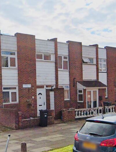 3 Bedroom Maisonette To Rent In Woodman Path, Hailnault, Essex, London, IG6