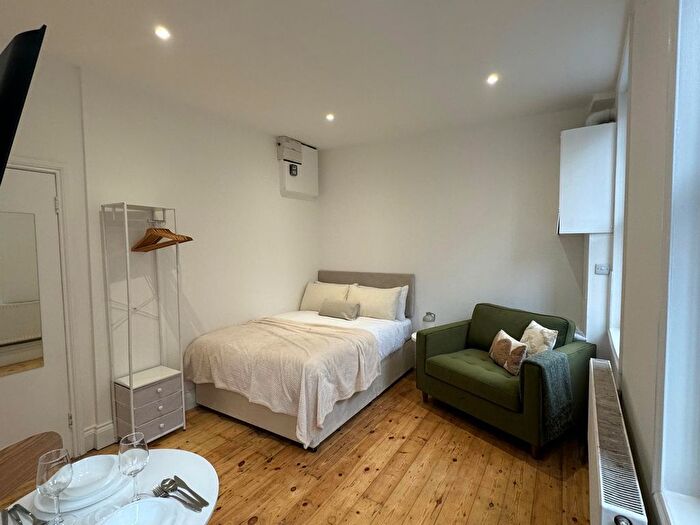 Studio To Rent In Harrow Road, London, W10