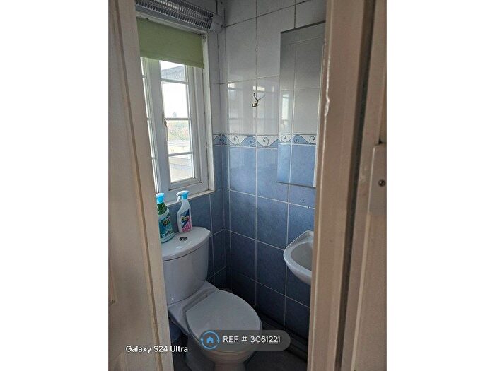 Studio To Rent In Seven Sisters Road, London, N15