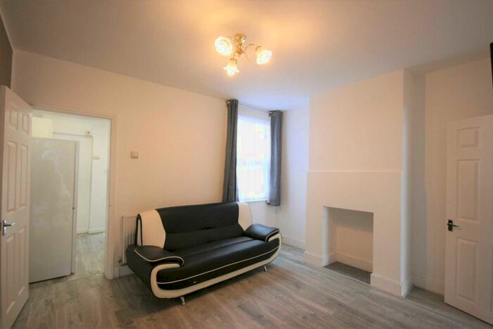 3 Bedroom Terraced House To Rent In Bedroom House- Highgrove Street, Reading, RG1