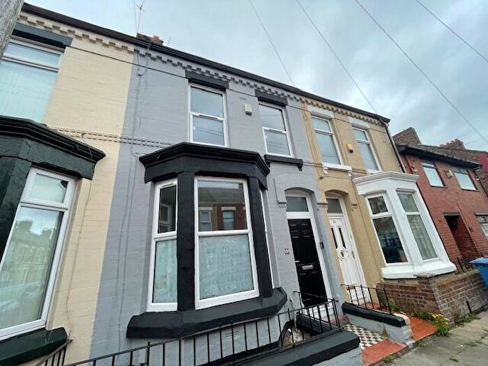 3 Bedroom Terraced House To Rent In Kelso Road, L6