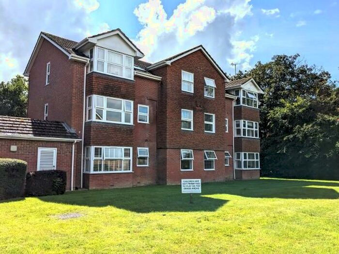 2 Bedroom Flat To Rent In Bowes Close, Horsham, RH13