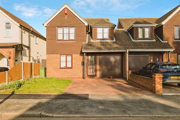 4 Bedroom Link Detached House For Sale In Candover Road, Hornchurch, RM12
