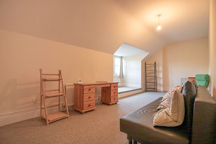 2 Bedroom Flat To Rent In Blakesley Avenue, Ealing, W5