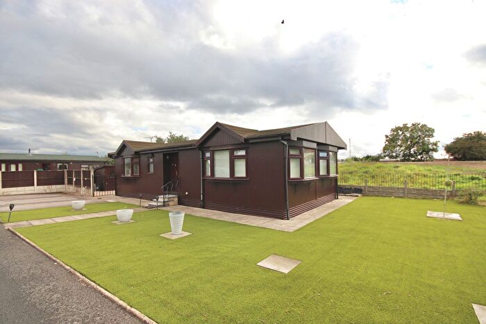 2 Bedroom Mobile/park Home For Sale In Fossdyke Walk, The Elms, LN1