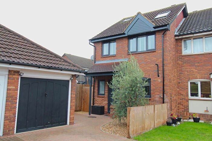 4 Bedroom Semi-Detached House For Sale In Starling Close, Sandy, SG19