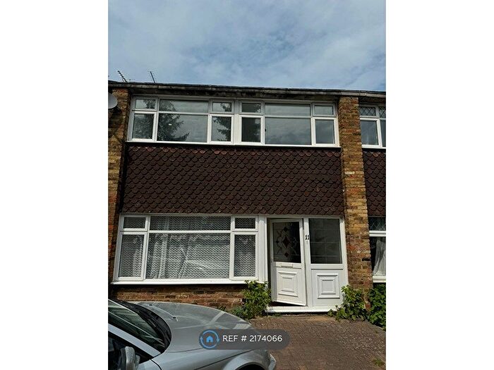 3 Bedroom Semi-Detached House To Rent In Lavender Hill, Enfield, EN2
