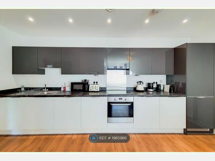 2 Bedroom Flat To Rent In Colonnade Gardens, Acton, W3