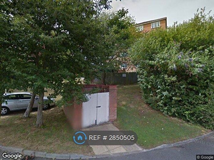 2 Bedroom Flat To Rent In Ascot Court, Aldershot, GU11