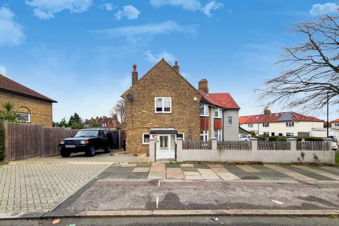 3 Bedroom Semi-Detached House To Rent In Capstone Road, Bromley, BR1