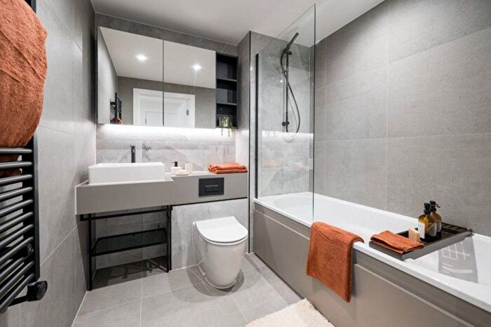 3 Bedroom Flat For Sale In Woodberry Down, Finsbury Park, N4